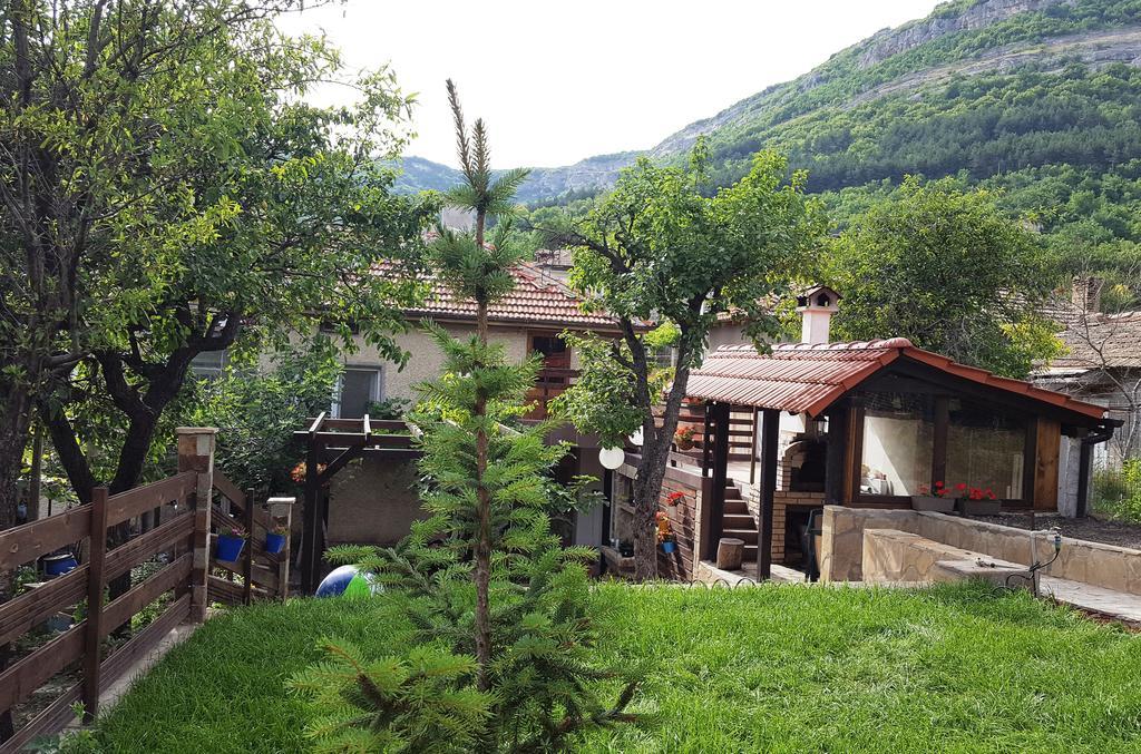 The Wild Fig Hotell Shumen Exteriör bild